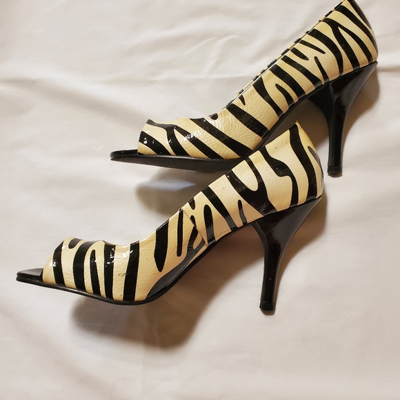 Women's Peep Toe Shoes - Picture 2 of 4